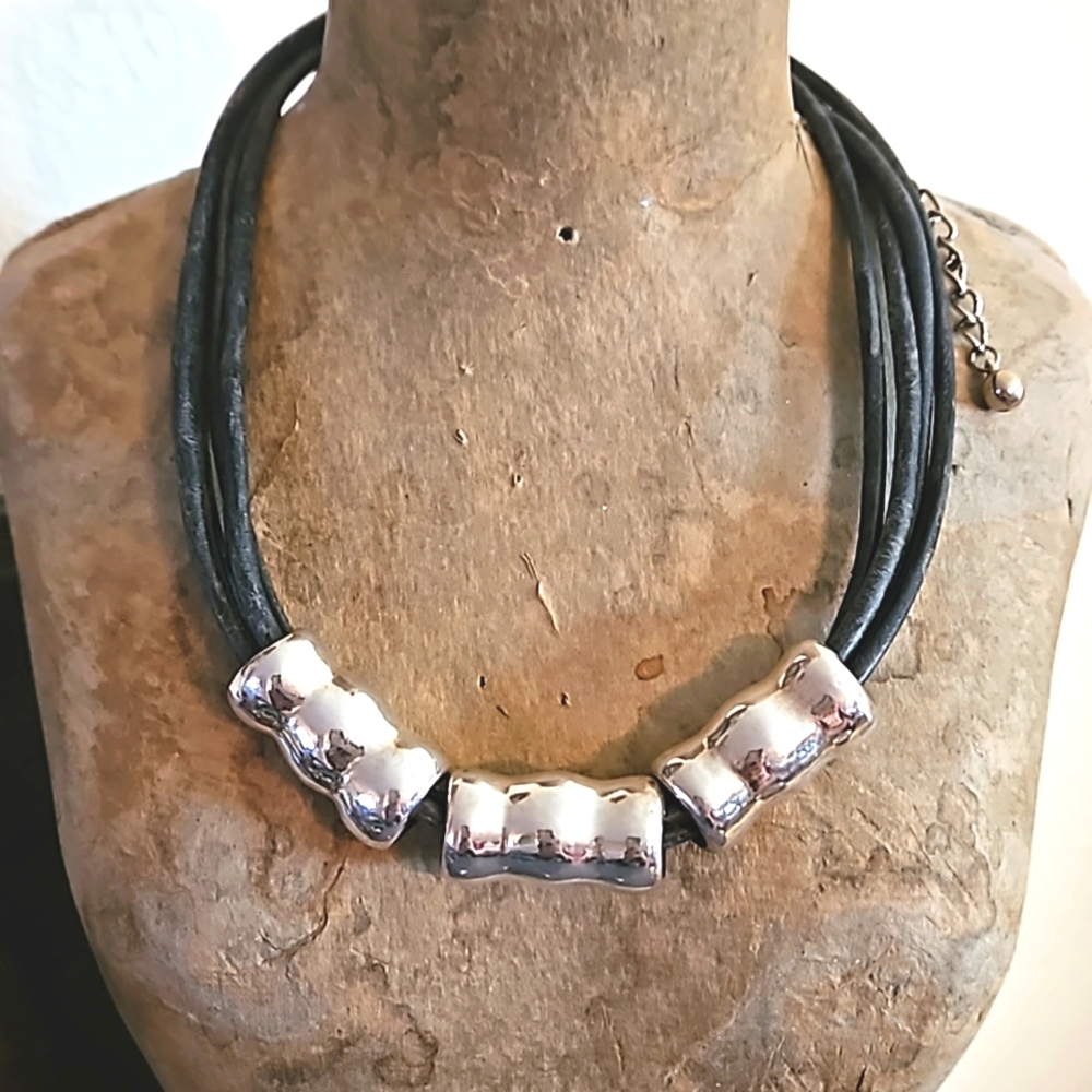 Classy Chicos silver & leather necklace
